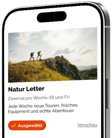 Zwei Wanderer auf einem grünen Berg in der Natur, daneben ein orangefarbener Button mit dem Status ‚Ausgewählt‘.